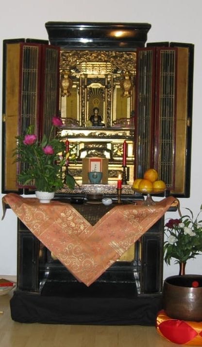 Ein Butsudan, ein japanisch-buddhistischer Hausalter. Quelle: Wikipedia-Commons.